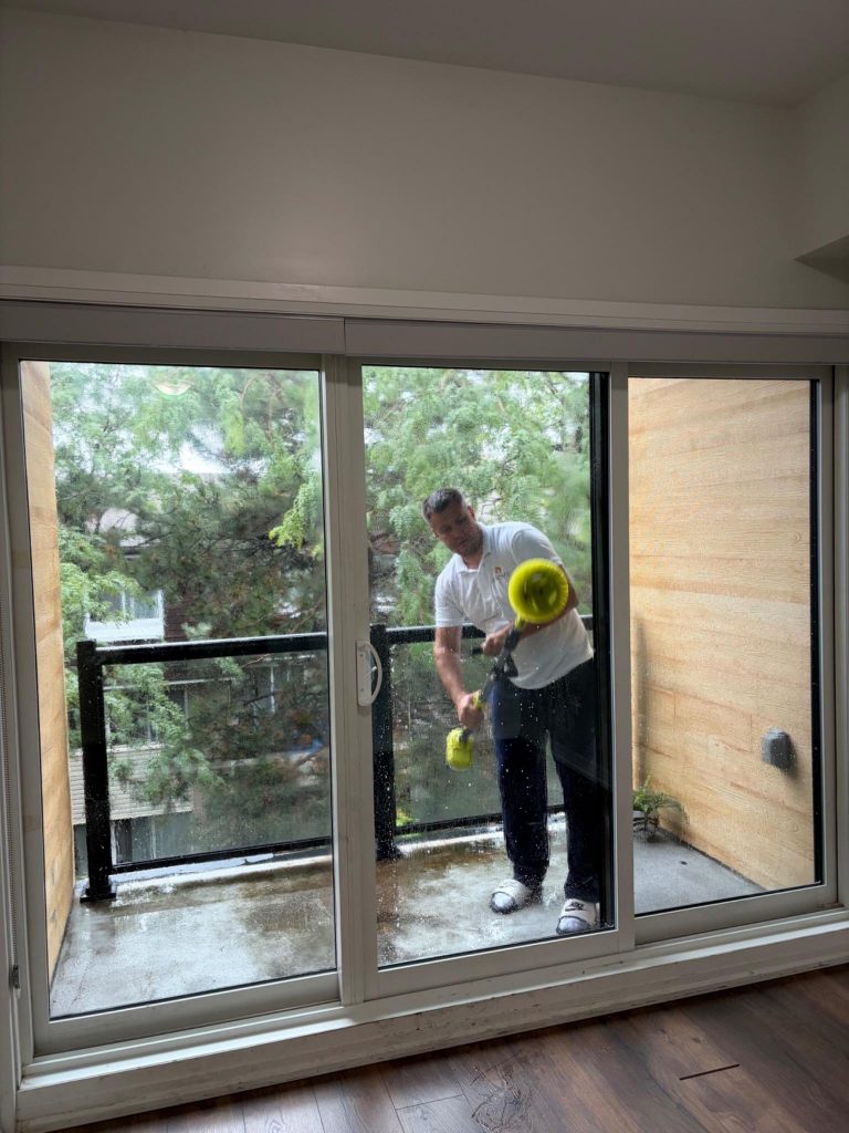 Leronzo professional cleaning exterior balcony glass